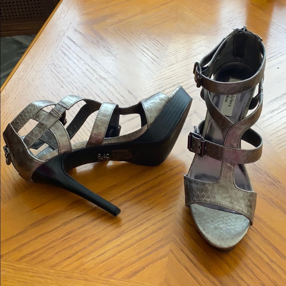 Designer 4 1/2 in buckle strap sandal
